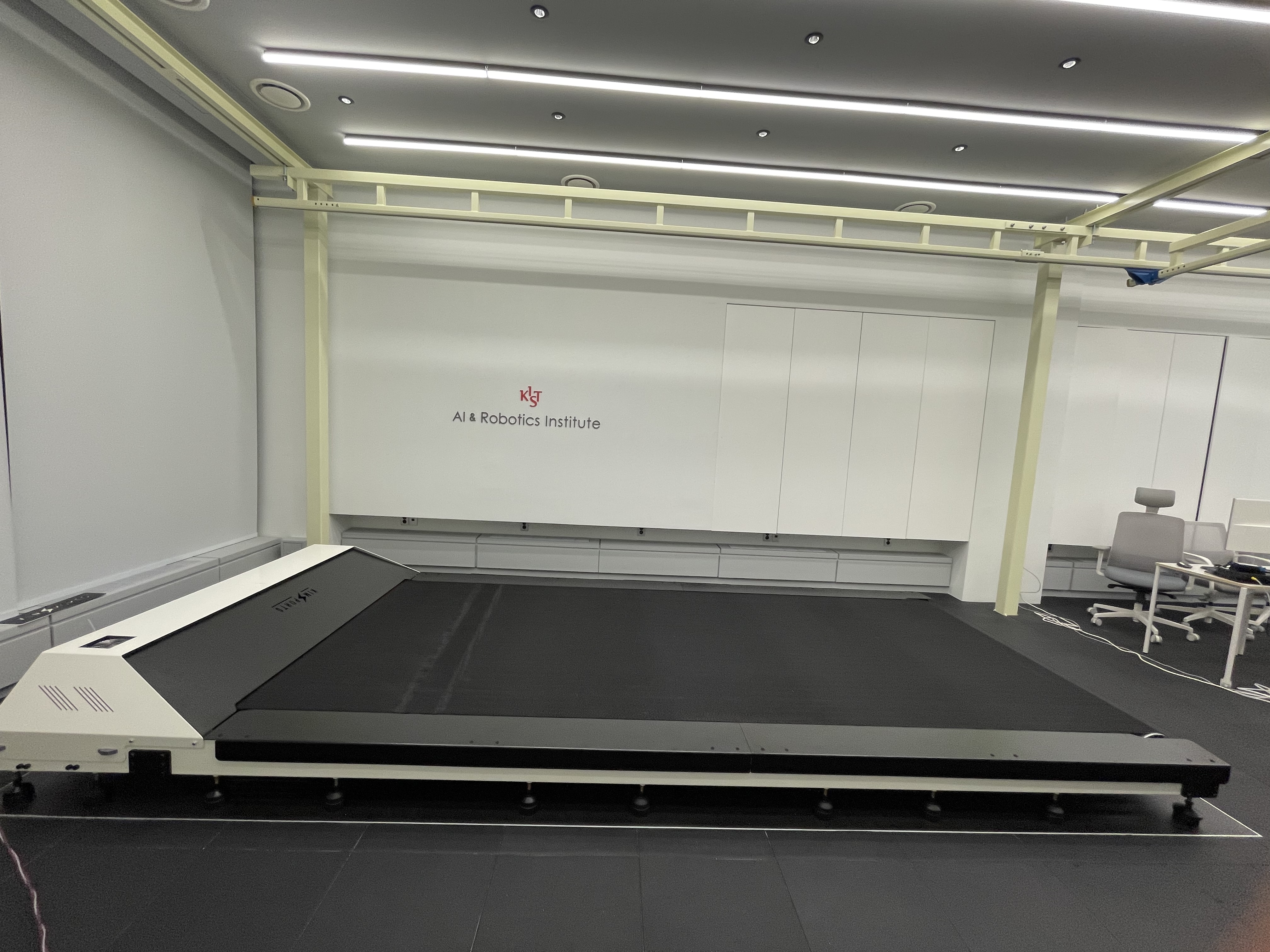 KIST Center for Intelligent and Interactive Robotics KUT-2000L Robotic Locomotion Research Platform